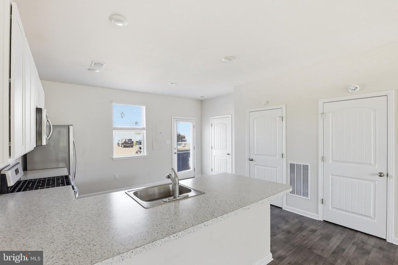 521 Ridgely Blvd - Photo 7 of 26