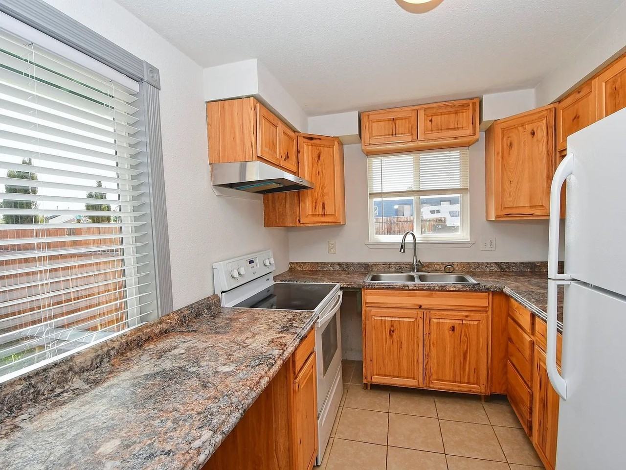 10005 Sagewood Dr - Photo 2 of 14