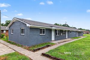 featured image of 3213 Lee St #4