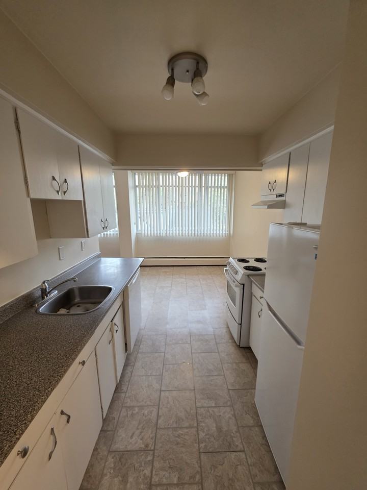 225 Royal Avenue - Photo 4 of 9