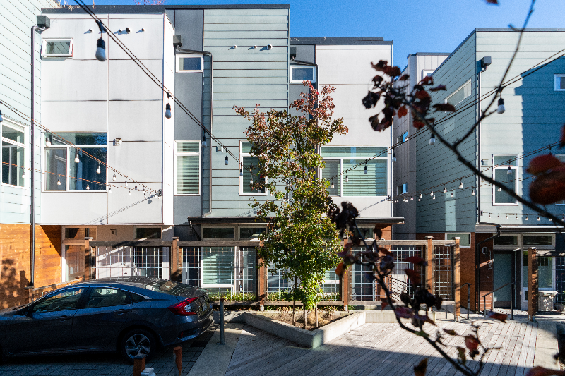 122 20th Ave E Apt B - Photo 2 of 31