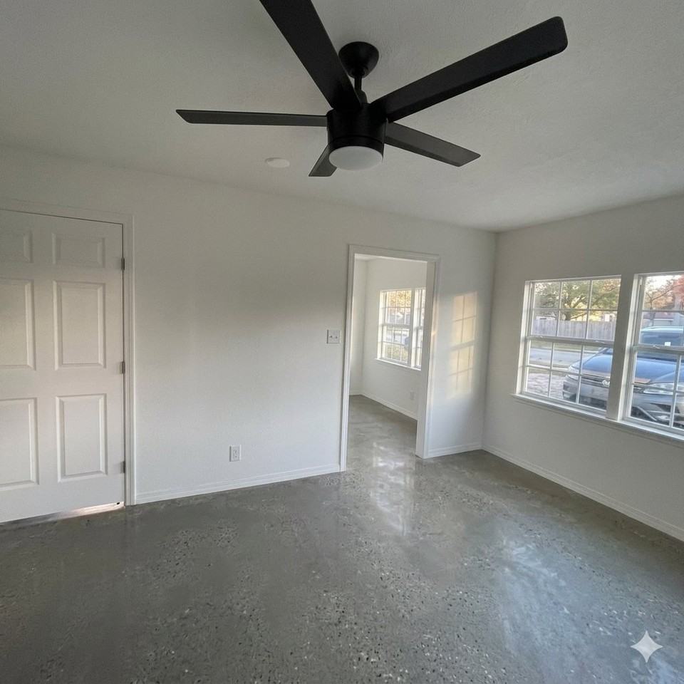 2100 Rosemary Ln - Photo 4 of 11