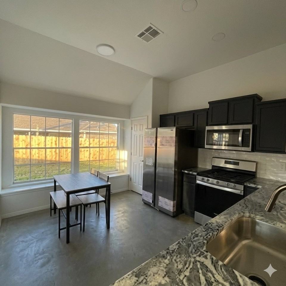 2100 Rosemary Ln - Photo 6 of 11