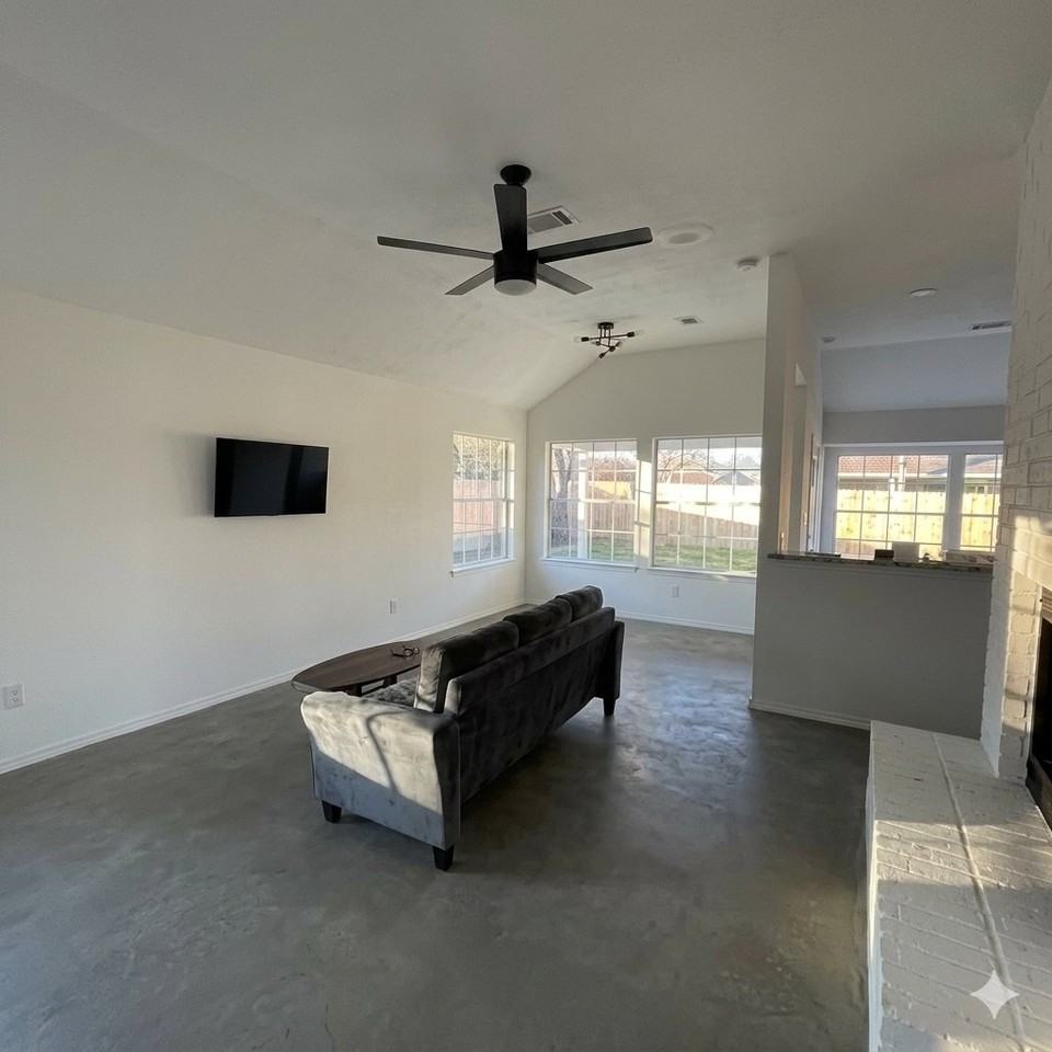 2100 Rosemary Ln - Photo 7 of 11