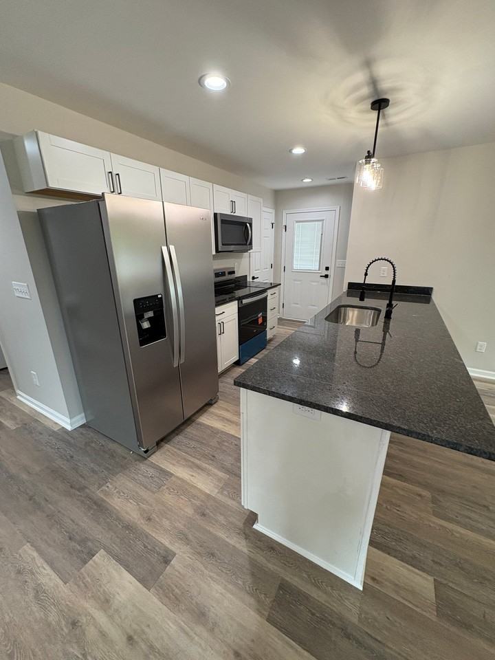 1008 8th St - Photo 2 of 19