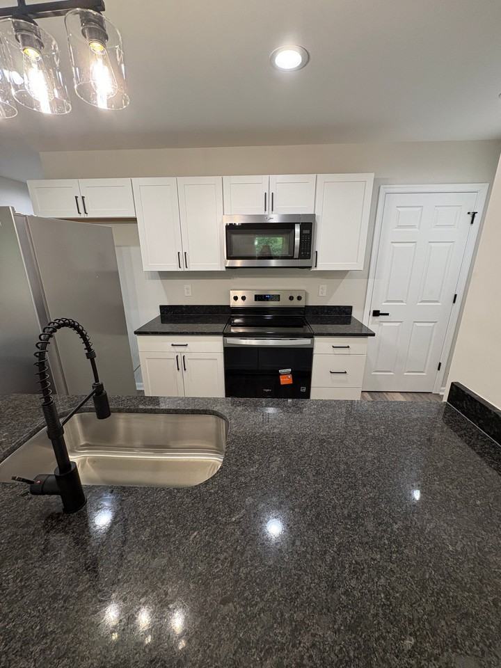 1008 8th St - Photo 3 of 19
