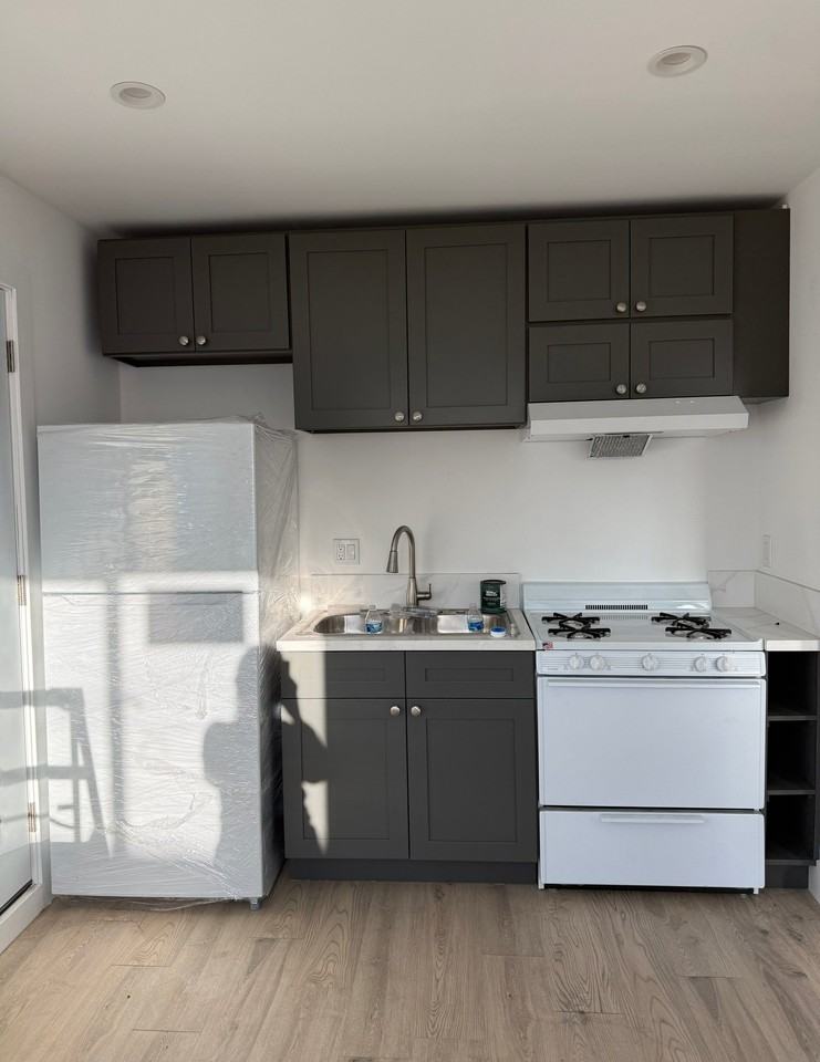 1204 S Spruce St - Photo 2 of 11