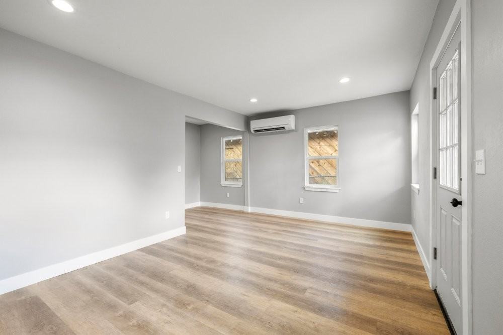 340 Martin St - Photo 5 of 20