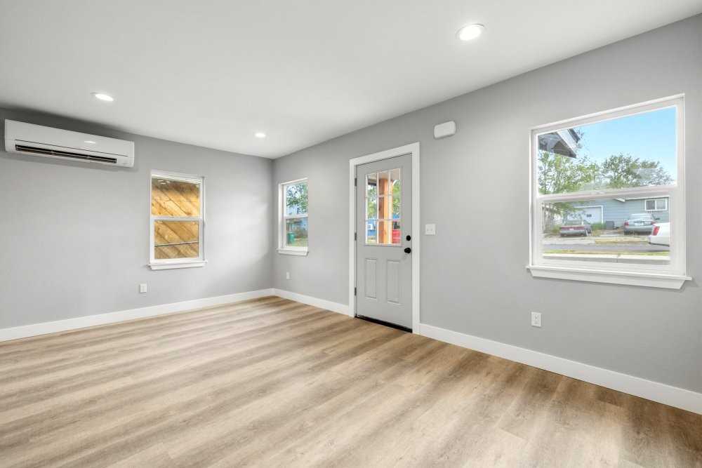 340 Martin St - Photo 6 of 20