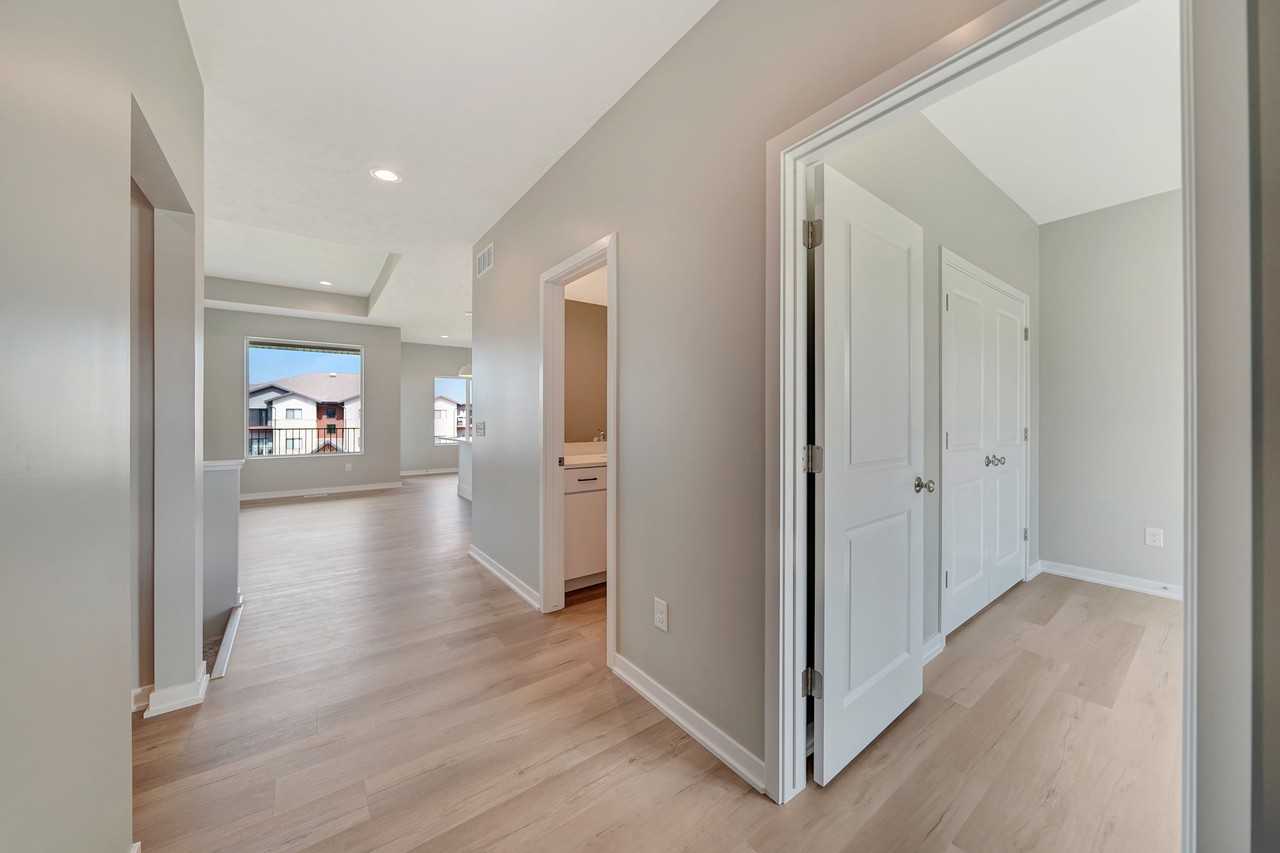 8931 S 42nd St - Photo 5 of 20