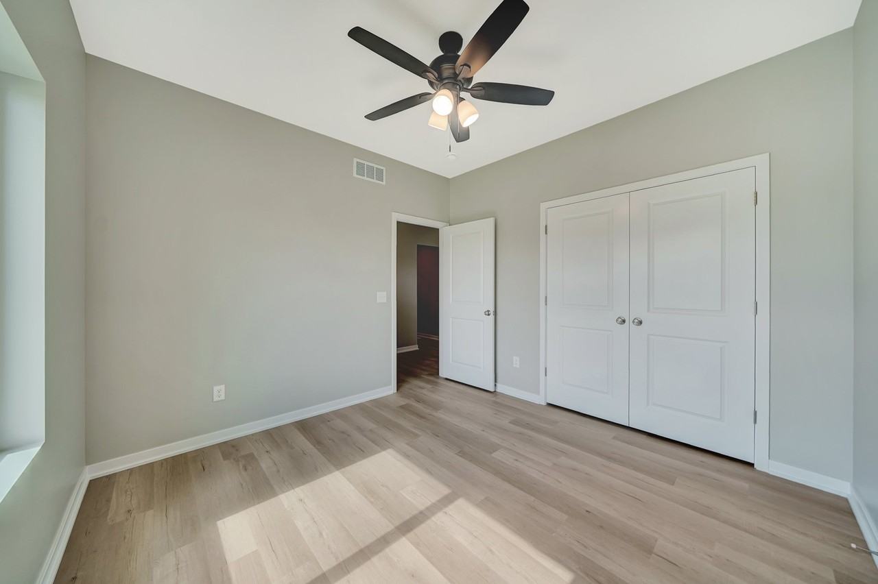 9001 S 42nd St - Photo 5 of 20