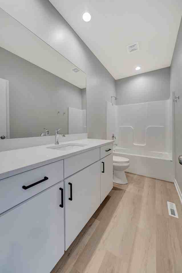 8926 S 42nd St - Photo 6 of 20