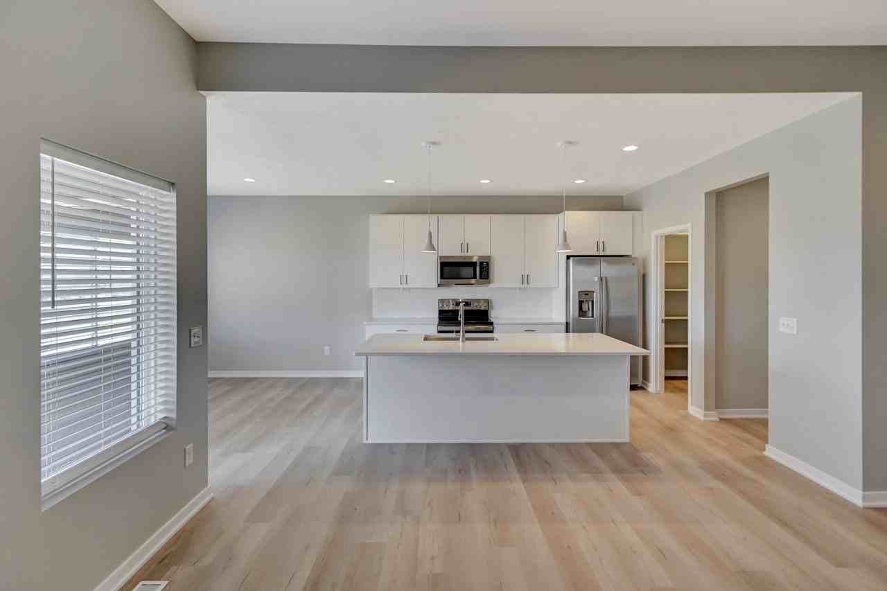 9049 S 42nd St - Photo 4 of 18