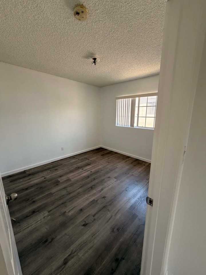 1019 E Grand Ave #3 - Photo 5 of 9