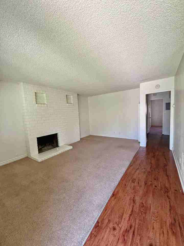 1130 W 9th St #B - Photo 2 of 4