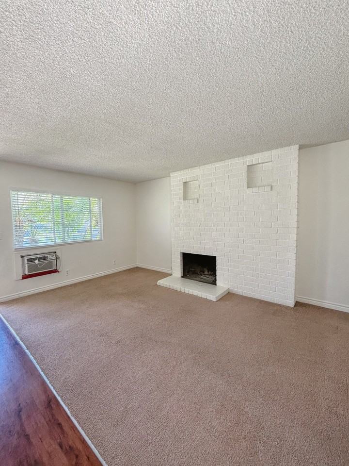 1130 W 9th St #B - Photo 3 of 4