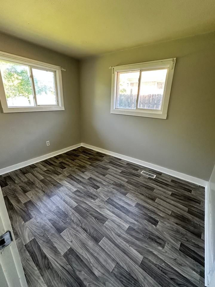 1320 1/2 Norton Ave - Photo 2 of 10