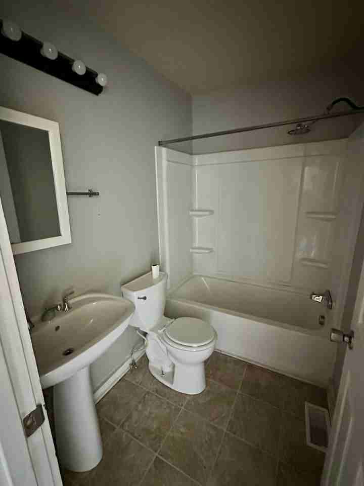 1320 1/2 Norton Ave - Photo 3 of 10