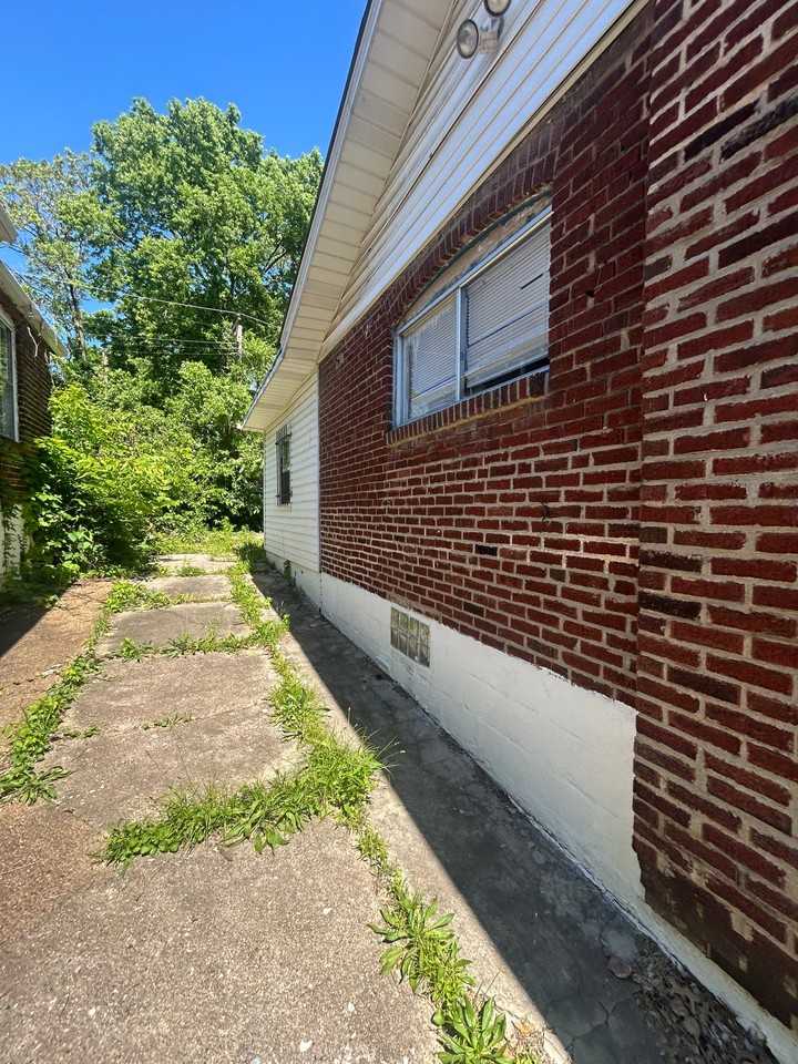 2143 69th St - Photo 4 of 20