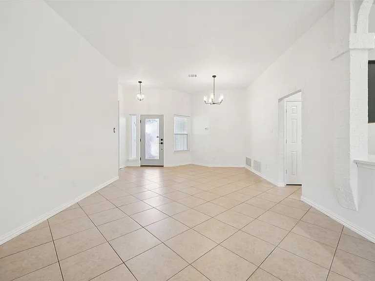 1016 Grand Central Pkwy - Photo 2 of 20