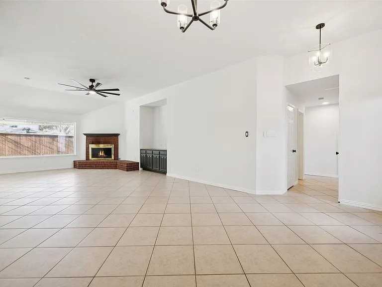 1016 Grand Central Pkwy - Photo 3 of 20