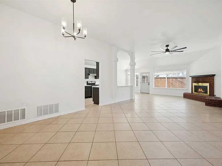 1016 Grand Central Pkwy - Photo 4 of 20