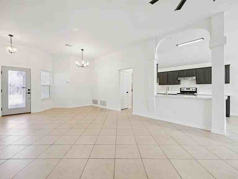 1016 Grand Central Pkwy - Photo 5 of 20