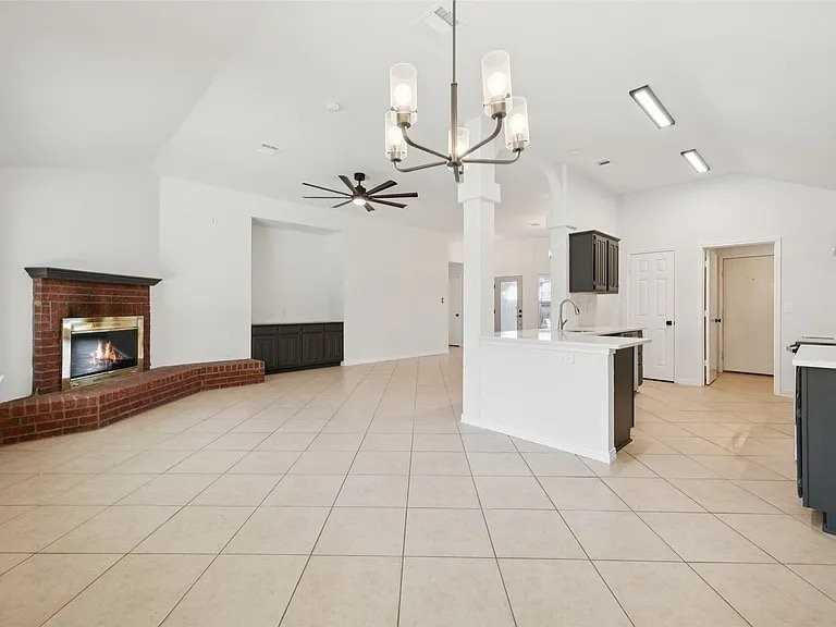 1016 Grand Central Pkwy - Photo 6 of 20