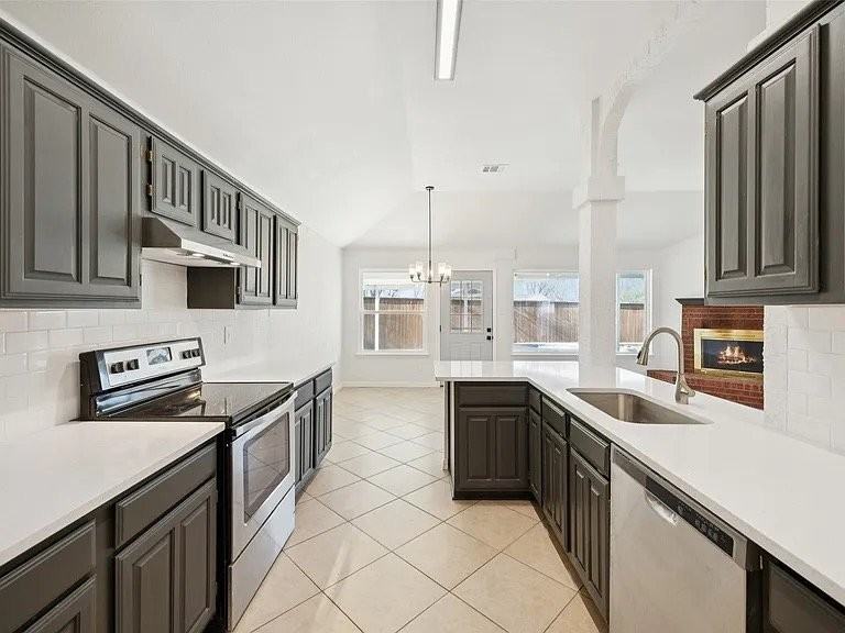 1016 Grand Central Pkwy - Photo 7 of 20