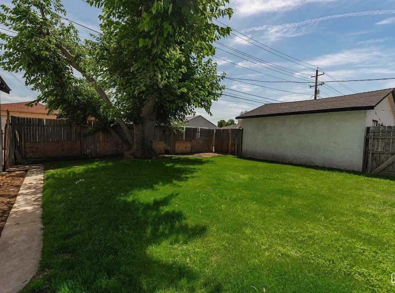 2907 Truxtun Ave - Photo 2 of 12
