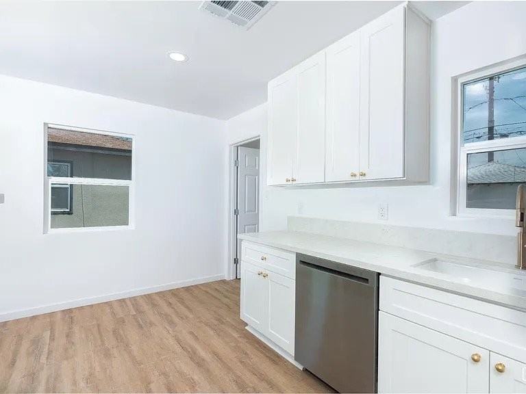 2907 Truxtun Ave - Photo 4 of 12