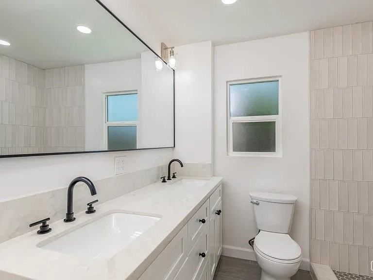 2907 Truxtun Ave - Photo 5 of 12