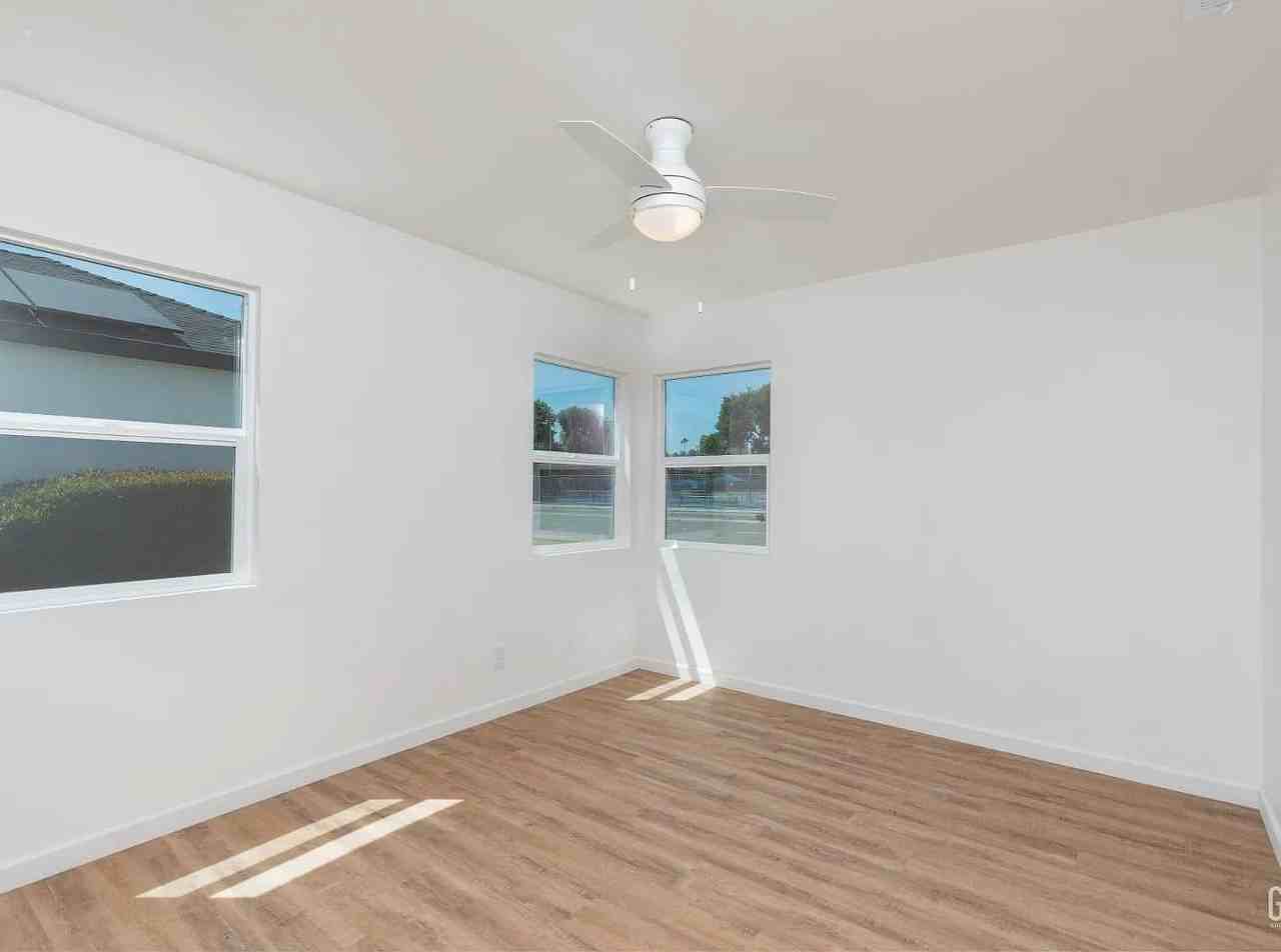 2907 Truxtun Ave - Photo 7 of 12
