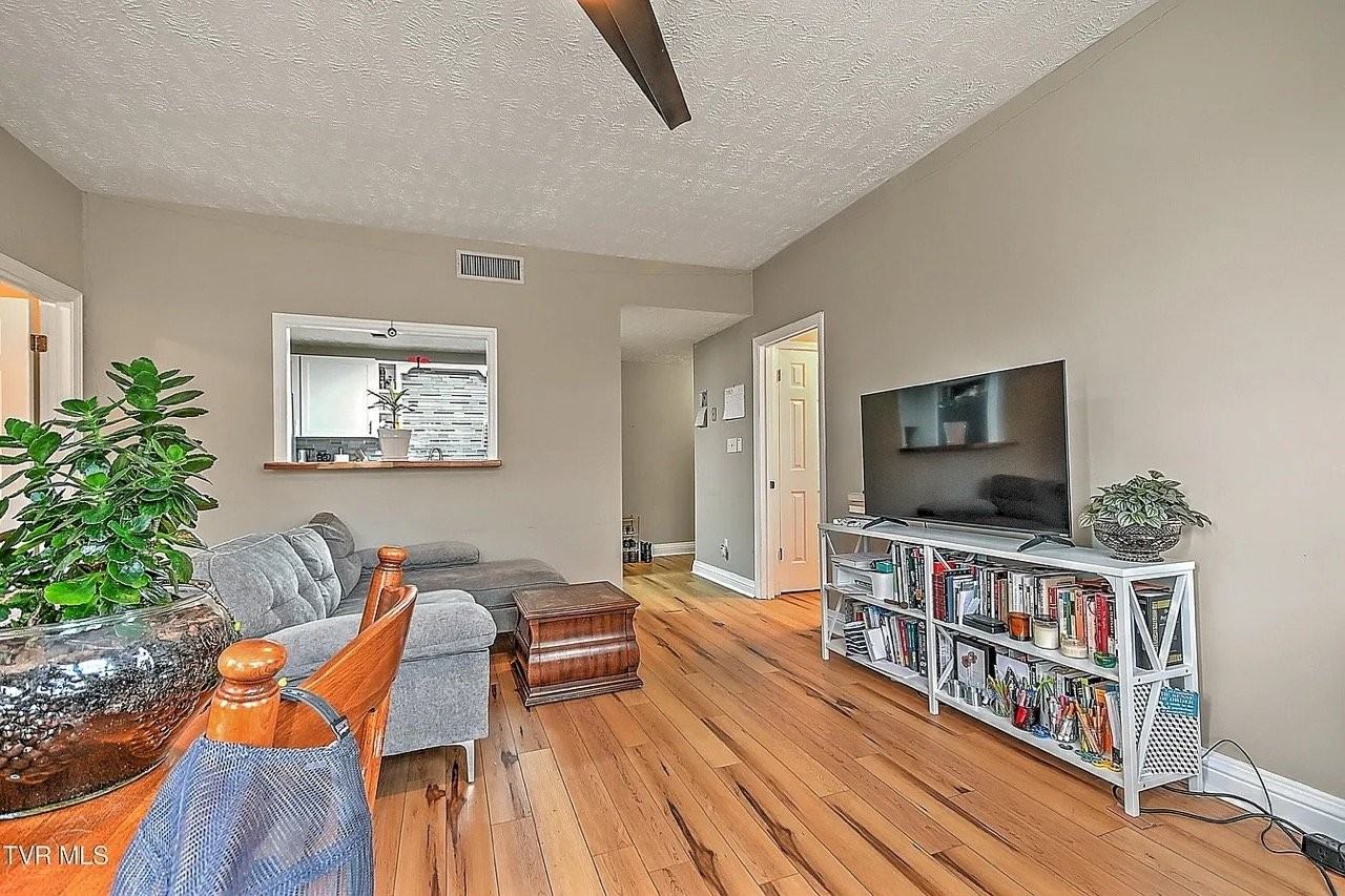 70101 W Locust St - Photo 3 of 14