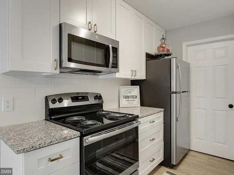 527 Broadway Ave N - Photo 2 of 16