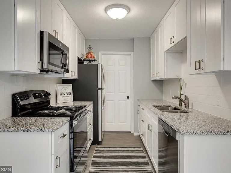 527 Broadway Ave N - Photo 3 of 16
