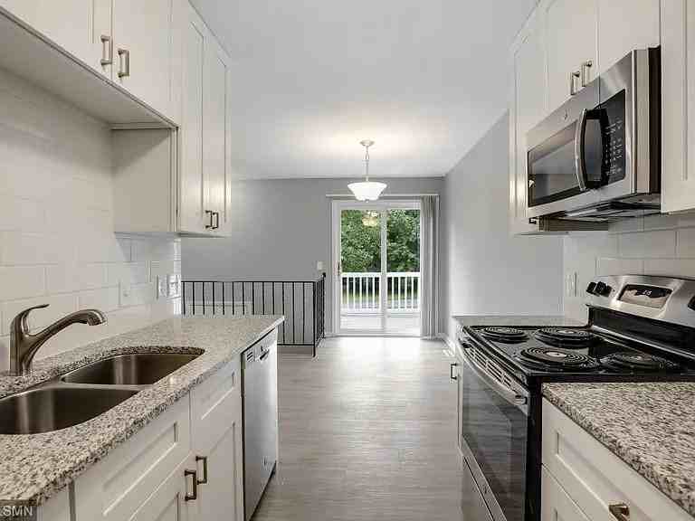 527 Broadway Ave N - Photo 4 of 16