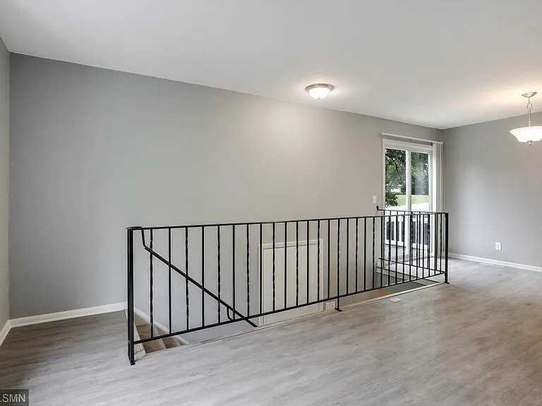 527 Broadway Ave N - Photo 5 of 16