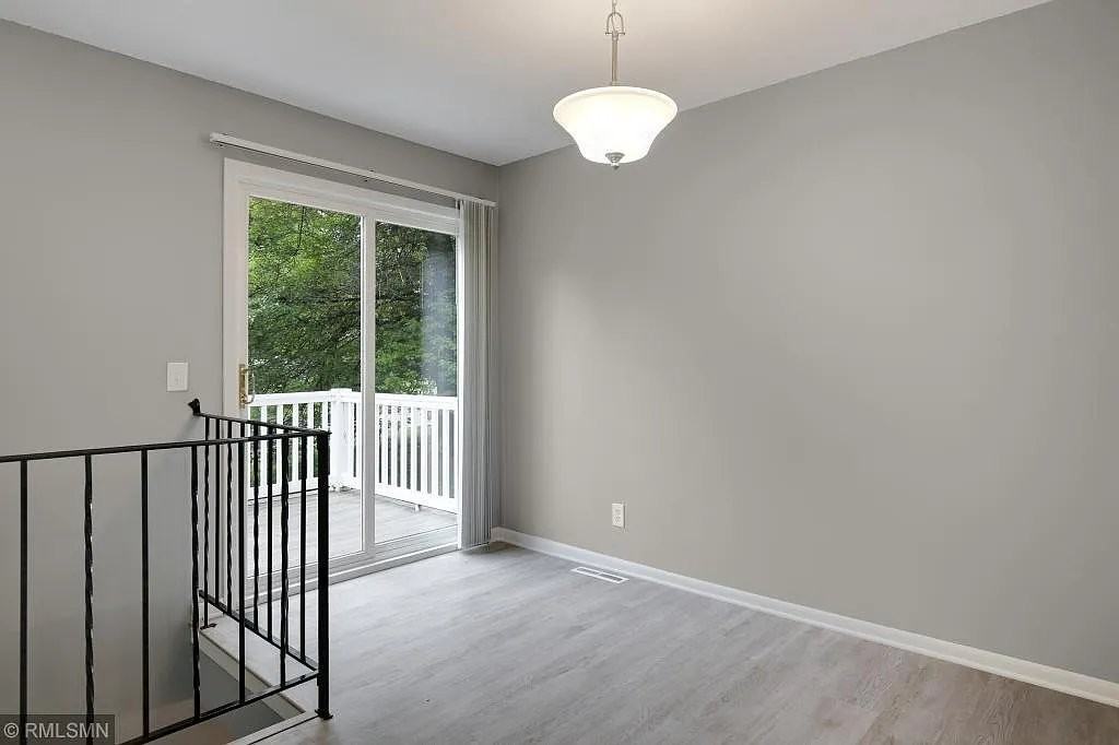 527 Broadway Ave N - Photo 6 of 16
