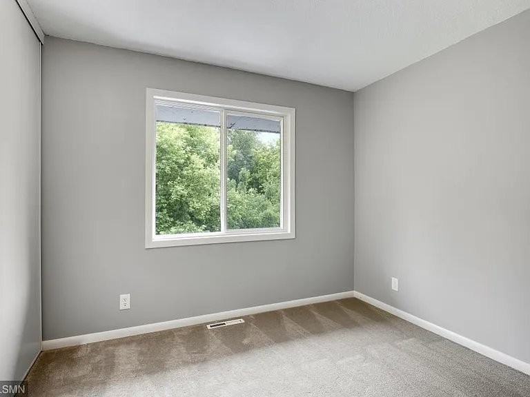 527 Broadway Ave N - Photo 7 of 16