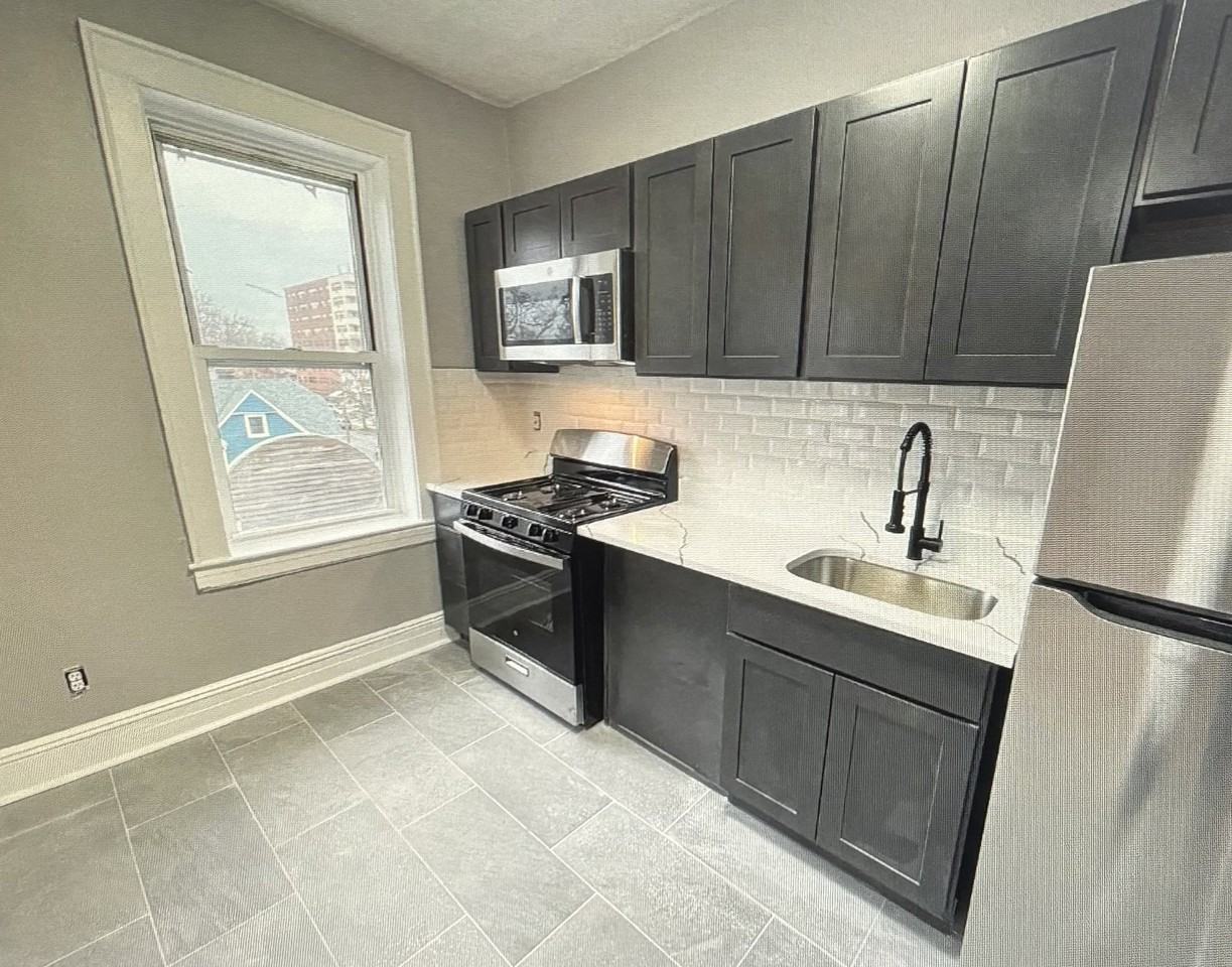 758 Jersey Ave #E - Photo 3 of 10