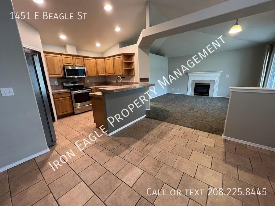 1451 E Beagle St - Photo 6 of 24
