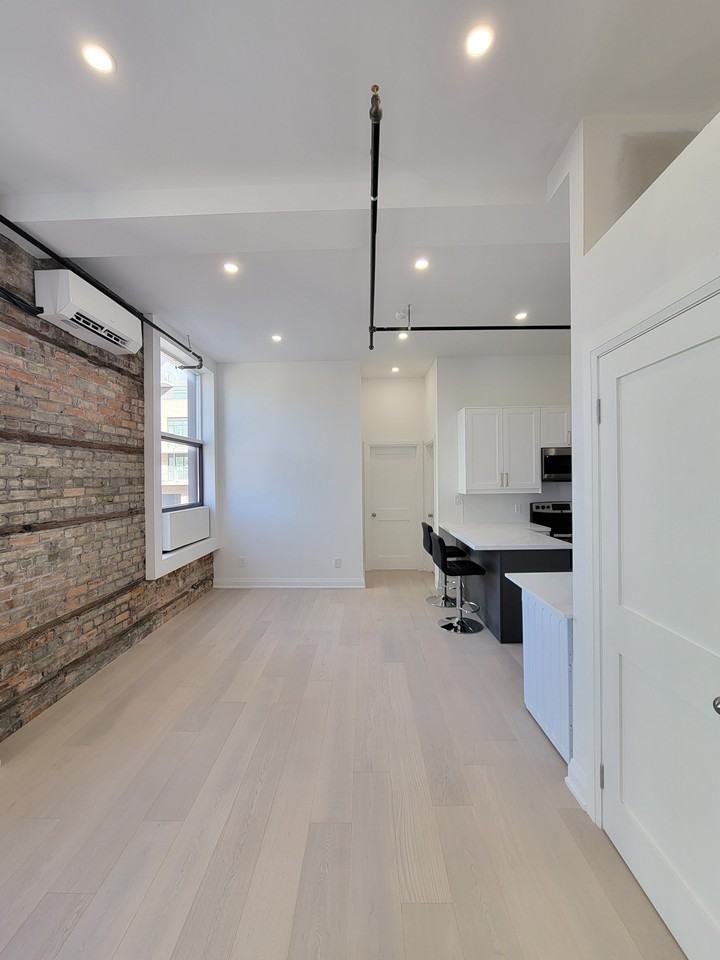 144 King Street West #306 - Photo 3 of 10
