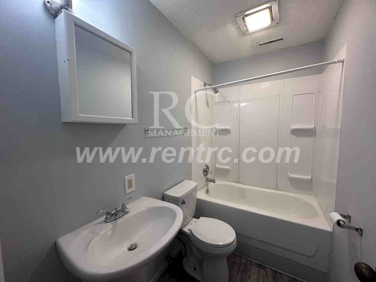 1402 E Main St #E - Photo 3 of 10