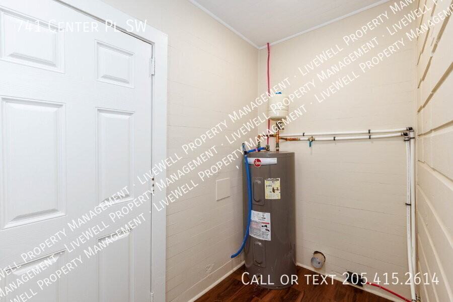 741 Center Pl Sw - Photo 3 of 19