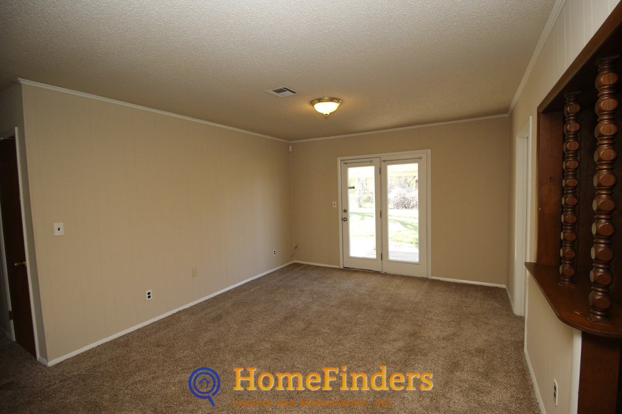 606 N Village Ave - Photo 2 of 16