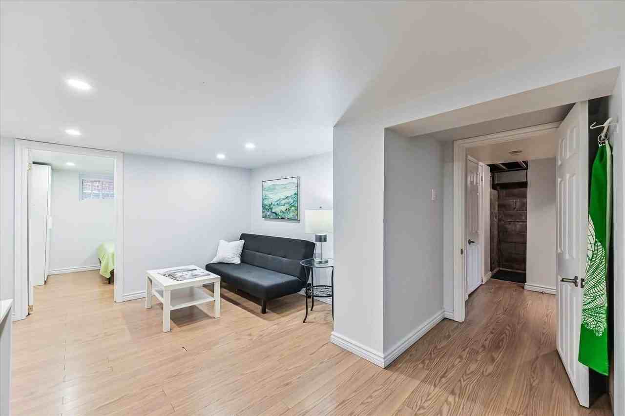 40 Plaxton Dr