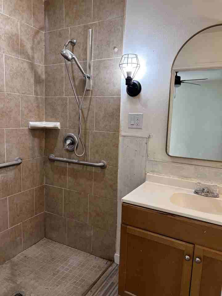 724 S Elm St #B - Photo 2 of 6