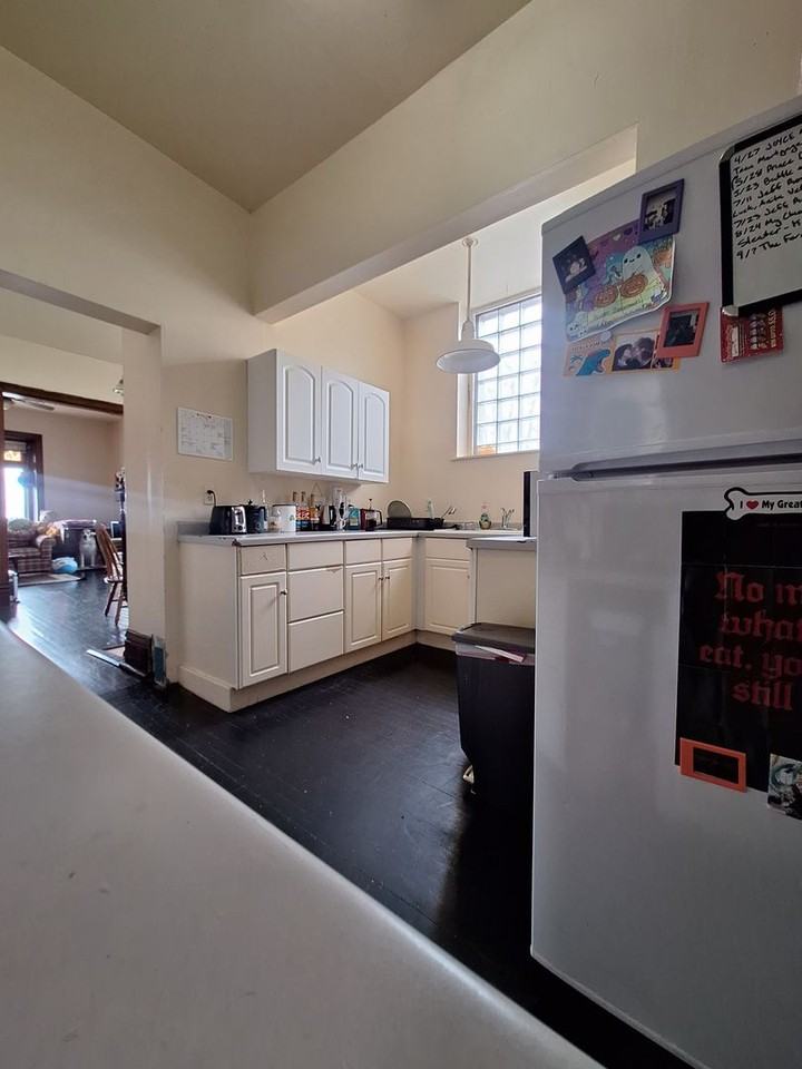 531 W 4th St #1 - Photo 7 of 19