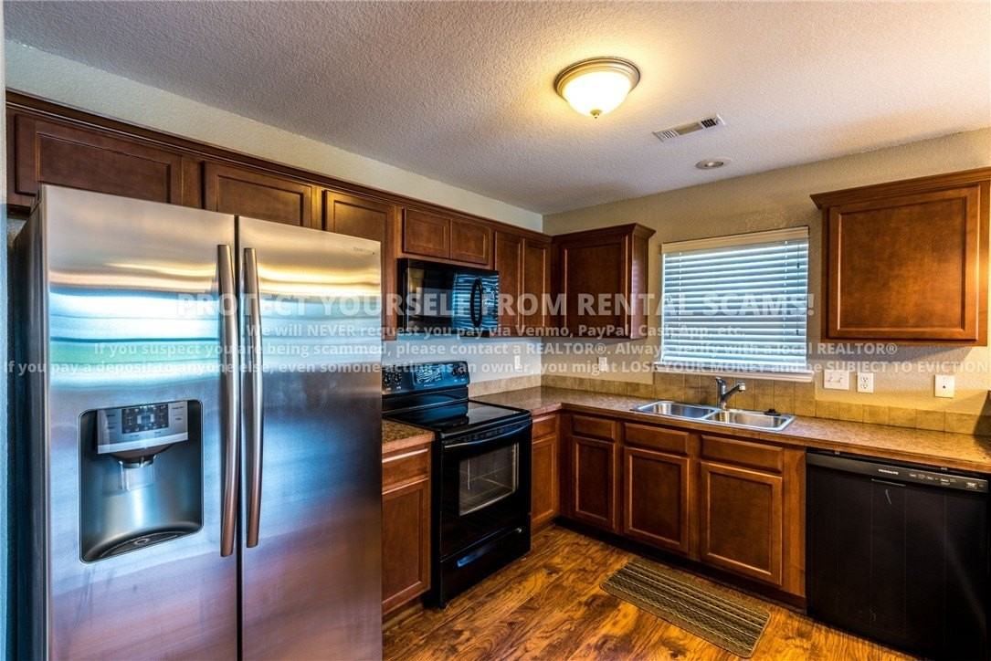 1137 S Holland Dr - Photo 5 of 13